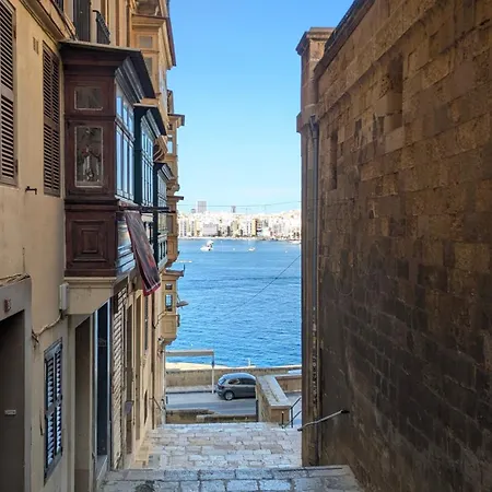 Ruwts Authentic Maisonette Apartment *